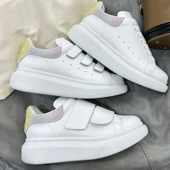 Новые модные женские маленькие белые туфли 2023 года, удобные и дышащие туфли на плоской подошве с толстой подошвой, повседневная обувь на высоком каблуке