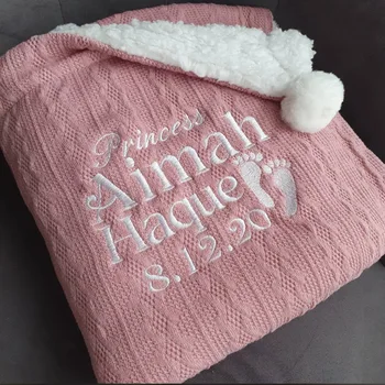 Персонализированное одеяло ручной вязки для малышей с вышитыми именем или датой рождения помпонами и подкладкой из шерп-флиса